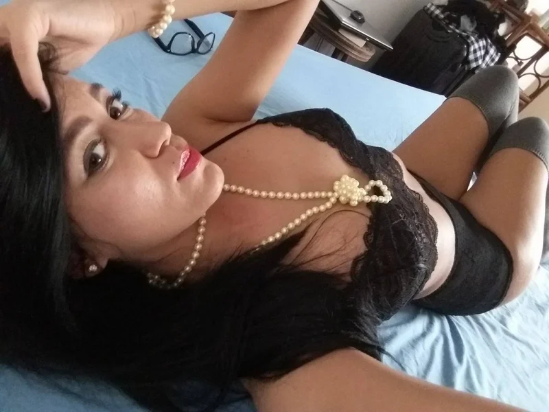 Bonjour belle brune a Paris